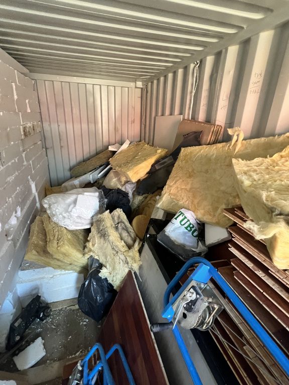 Blå 20 fods Container M/indhold ( nr 7)