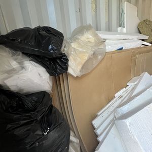 Blå 20 fods Container M/indhold ( nr 7)