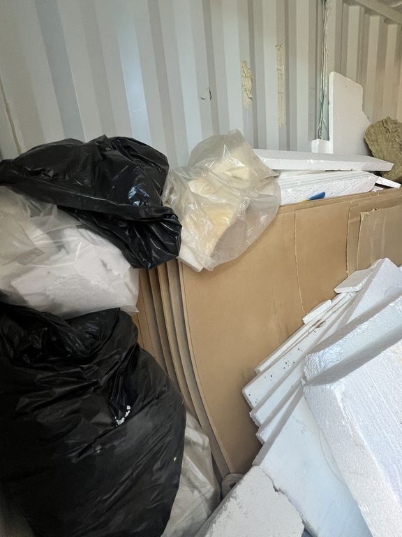 Blå 20 fods Container M/indhold ( nr 7)