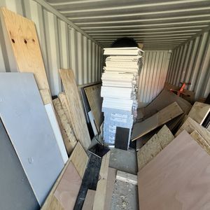 Blå 20 fods container M/ plader  ( nr 6 )