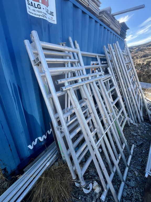 Blå 20 fods Container  M/ stillads ( nr. 8 )