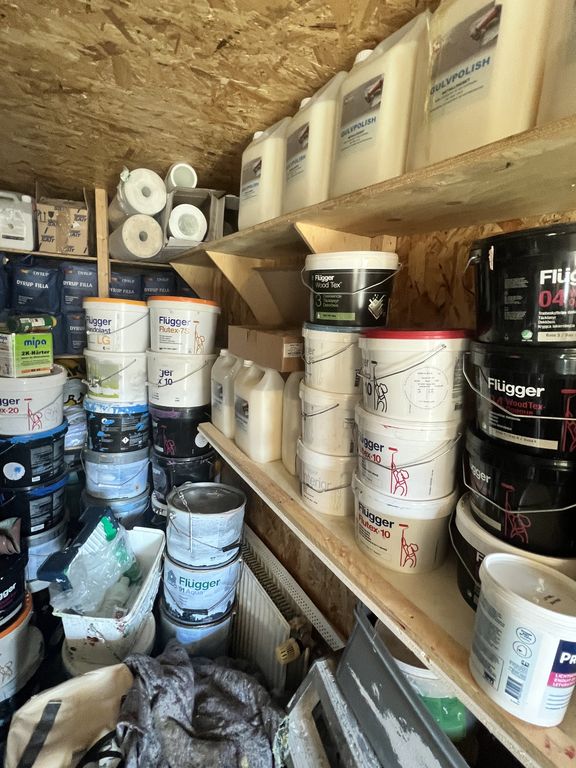 Grå 20 fods container M/ maler udstyr