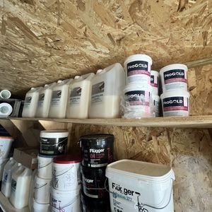 Grå 20 fods container M/ maler udstyr