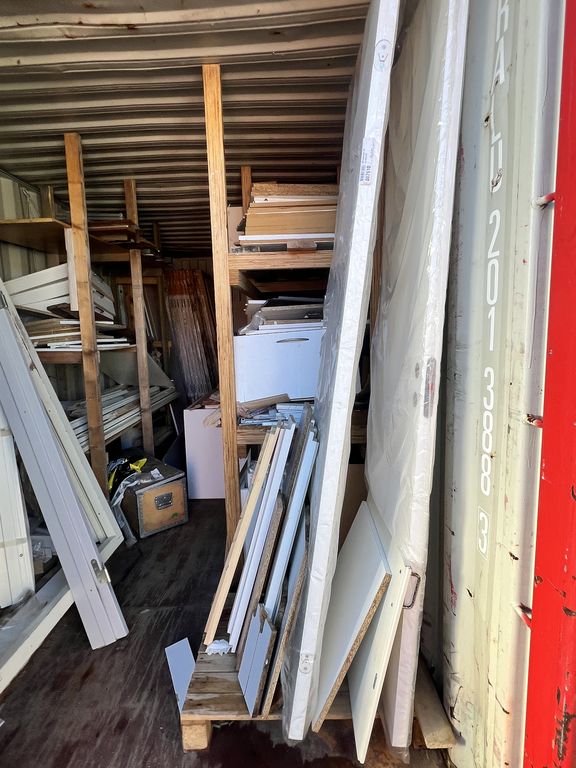 Rød 20 fods container M/ Døre & skabe ( Nr 4 )