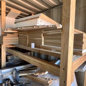 Rød 20 fods container M/ Døre & skabe ( Nr 4 )