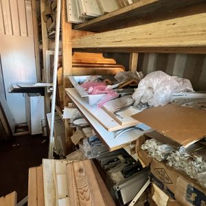 Rød 20 fods container M/ Døre & skabe ( Nr 4 )