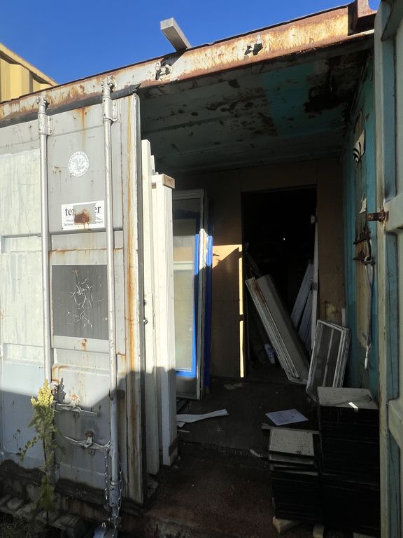 Grå 20 fods Container M/ vindue & Tagspåner