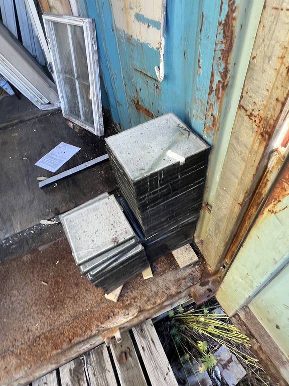 Grå 20 fods Container M/ vindue & Tagspåner