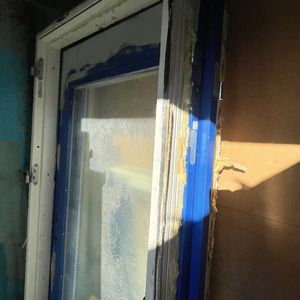 Grå 20 fods Container M/ vindue & Tagspåner