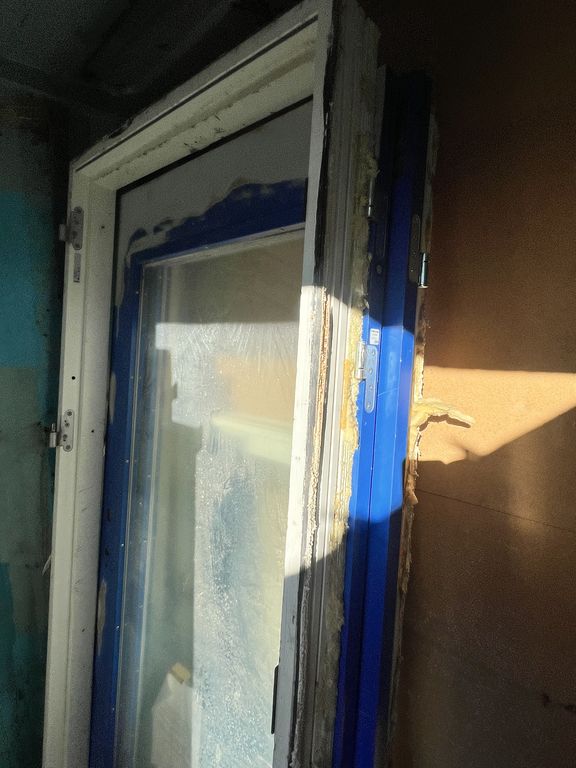 Grå 20 fods Container M/ vindue & Tagspåner