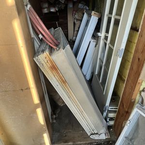 Grå 20 fods Container M/ vindue & Tagspåner