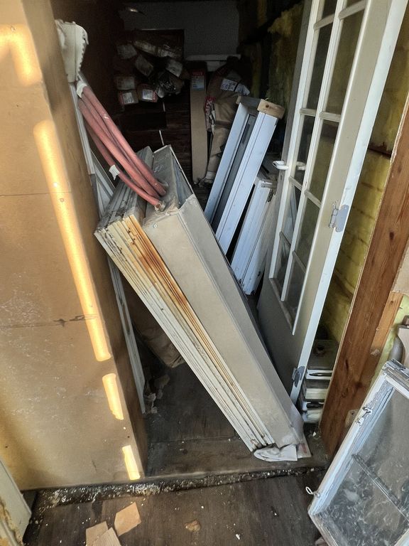 Grå 20 fods Container M/ vindue & Tagspåner