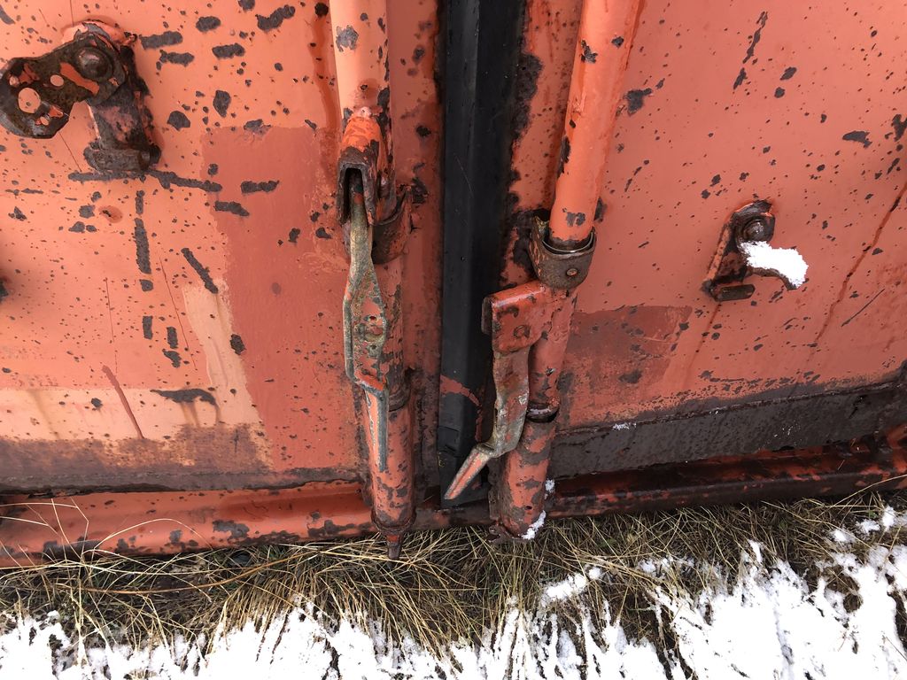 Rød 20 fods container m/indhold